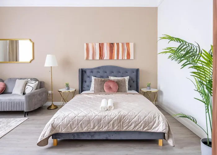 Spacious Vintage Apartment For 12Ppl